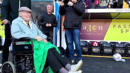 İngiltere League Two ekibi Notts County, 94 yaşında taraftarı Royu böyle mutlu etti!