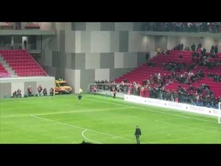 Një fëmijë 'thyen rregullat' gjatë ndeshjes, futet në fushën e blertë për takuar Mc Kreshën