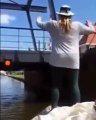 Elle tente de sauter du bateau sur le pont, et termine à l'eau !