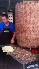 Regardez la. taille de ce doner kebab géant !
