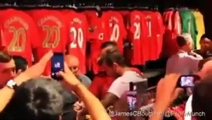 Ağaya beleş değil... Beckham ManU mağazasında!
