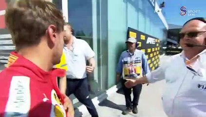Sebastian Vettel, Hamilton'ın aracının önüne ikincilik tabelasını koydu