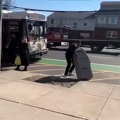Un voleur embarque un distributeur de billets et s'enfuit en prenant le bus !