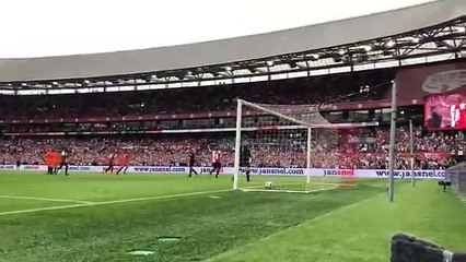 Dirk Kuyt, yeşil sahalara veda etti. Efsane oyuncu jübile maçında penaltıdan bir gol kaydetti. Maçta Süper Ligin yıldız isimleri de boy gösterdi