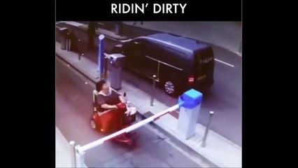 Cette mamie en fauteuil électrique n'en a rien à faire de la barrière du parking