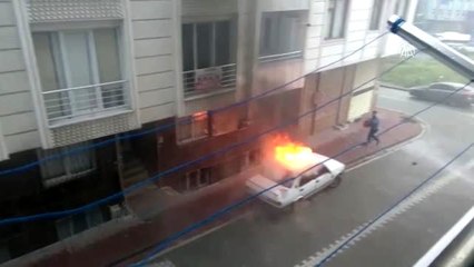 Esenyurt'ta otomobilde çıkan yangın söndürüldü