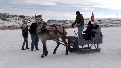 Turistler buz tutan Çıldır Gölü'nde atlı kızak keyfi yaşıyor