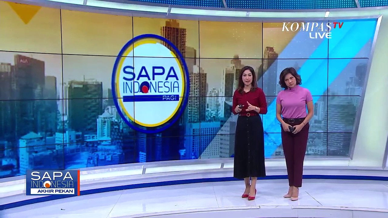 Gotong Royong, Warga Pondok Gede Permai Bersihkan Sisa Lumpur Sisa Banjir