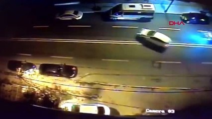 Maltepe'de yasak olan yerden 'u' dönüşü yapan araç kazaya neden oldu; o anlar kamerada