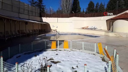 Yosun havuzuna şifa için eksi 5 derecede giriyorlar