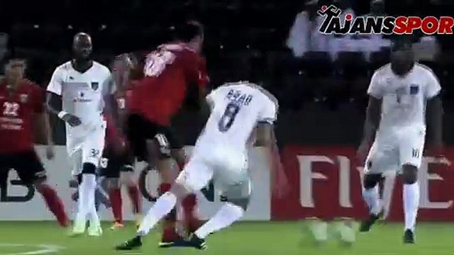 Orta sahadan müthiş aşırtma golü..