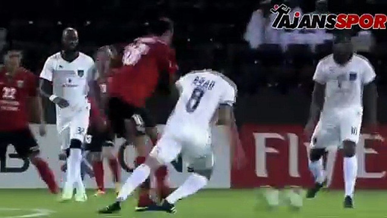 Orta sahadan müthiş aşırtma golü..