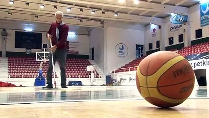 Temizlik görevlisi basketbol