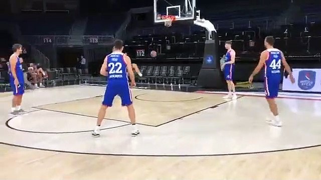 Anadolu Efesli basketbolcular, basketbol topuyla futboldaki yeteneklerini sergilediler