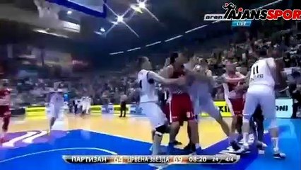 Partizan Kızılyıldız maçında yumruklar konuştu!