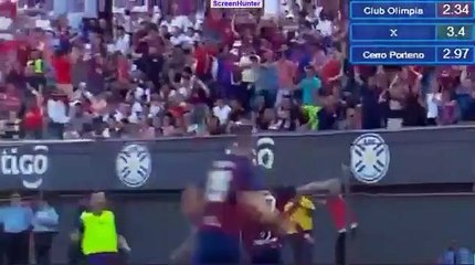 Paraguay Birinci Futbol Ligi takımlarından Cerro Porteno’nun 14 yaşındaki forveti Fernando Ovelar, 2-2 biten derbi maçta Olimpia filelerini havalandırdı