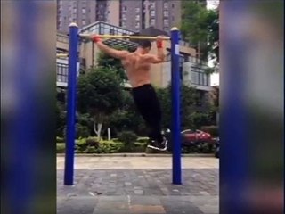 Havada yürür gibi barfiks çeken adam