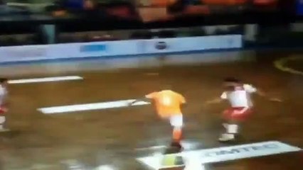Falcao rakibinin aklını aldı!