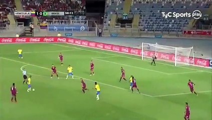 Venezuelalı futbolcu Brezilya kalesine karşı topu sürerken araba sesi çıkartmaya başlayan spiker