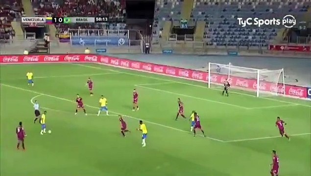 Venezuelalı futbolcu Brezilya kalesine karşı topu sürerken araba sesi çıkartmaya başlayan spiker