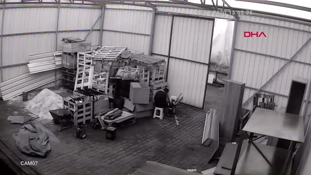 Ateşe tiner döken angolalı genç, alevlerin arasında kaldı