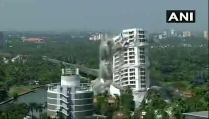 వీడియో వైరల్ : క్షణాల్లో పేకమేడలా కూలిన మరదు అపార్ట్‌మెంట్స్!!