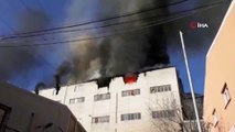 Tekstil atölyesinde çatı yangını, itfaiye ekipleri müdahale ediyor