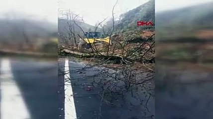 Rize’de heyelan yolu kapattı