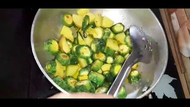 करेला ओर आलु की ऐसी सब्जी आपने कभी खाई नही होगी इस तरीके से बनाऐ कभी कडबे नही बनेंगे