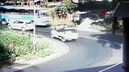 Kapı açıldı çocuk yola düştü? sürücüler son anda fark etti