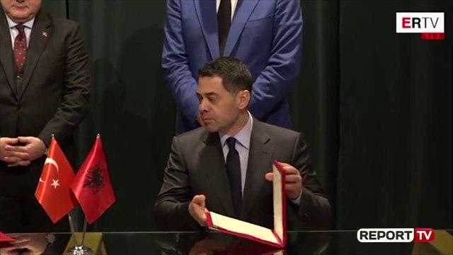 Arben Ahmetaj dhe ministri turk nënshkruajnë marrëveshjen për ndërtimin e 500 shtëpive