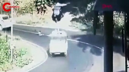 Kapı açıldı çocuk yola düştü!