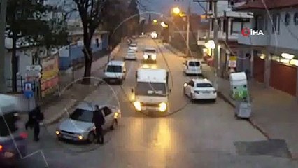 Yolun karşısına geçmeye çalışan yaşlı adamı sırtında taşıdı