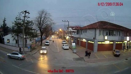 Jandarma yolun karşısına geçmek isteyen yaşlı adamı sırtında taşıdı