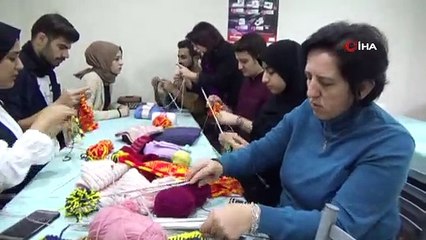 Kız erkek demediler, çocuklar üşümesin diye atkı ve bere ördüler