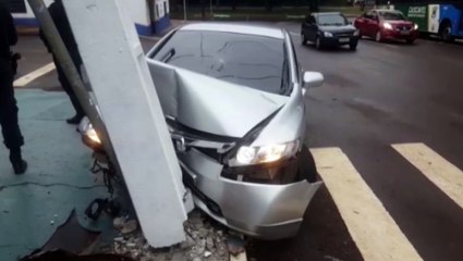 Honda Civic bate em poste da Avenida Barão do Rio Branco