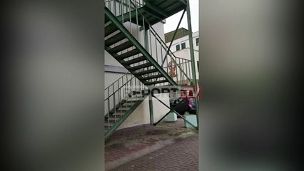 Report TV -Godina përfshihet nga flakët, thyhen xhamat e Spitalit të Durrësit