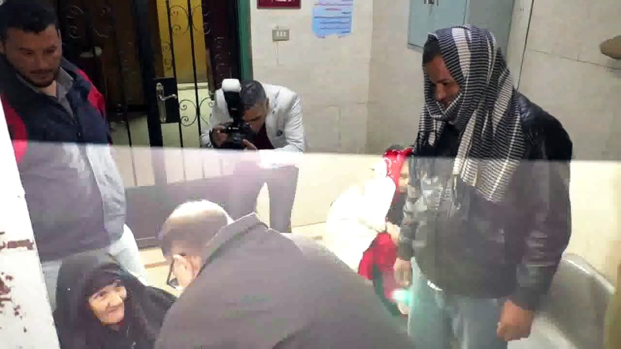 محافظ أسيوط  يوزع شيكولاتة على مرضى قسم الإصابات بالمستشفى الجامعى