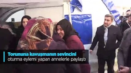 Torununa kavuşmanın sevincini oturma eylemi yapan annelerle paylaştı