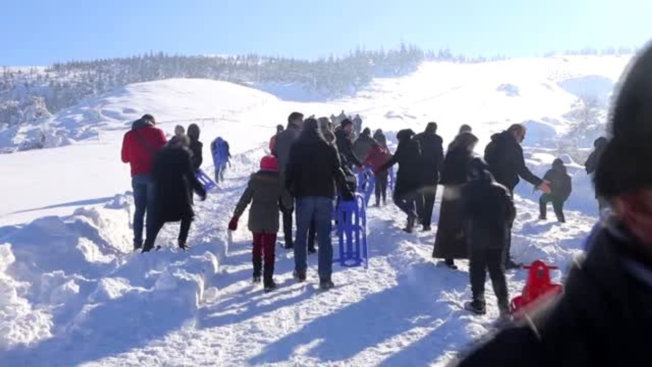 Bir metrelik karda 7'den 70'e kızak keyfi