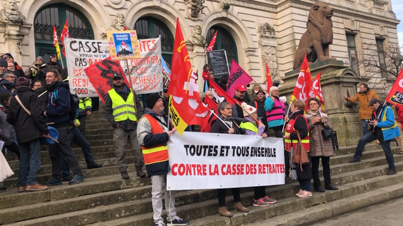 Environ 500 personnes manifestent contre la réforme des retraites