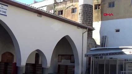 Gaziantep camideki ayakkabıyı önce kokladı sonra çaldı