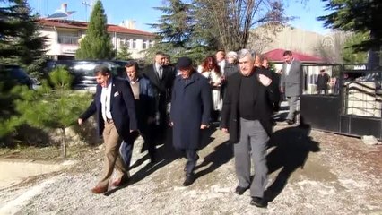 Tasarladığı çantanın geliriyle Afyonkarahisar'da köy okuluna kütüphane kurdu