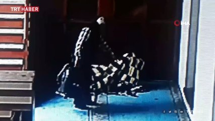 Camideki ayakkabıyı önce kokladı, sonra çaldı