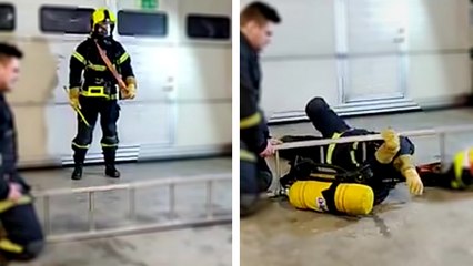 Un pompier passe dans une échelle