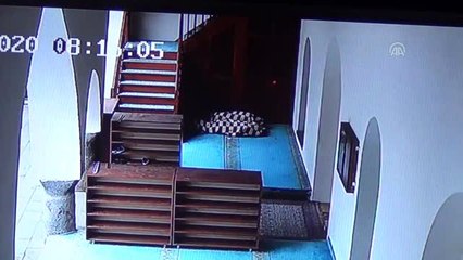 Camideki ayakkabıyı kokladıktan sonra çalan zanlı kameralarca görüntülendi