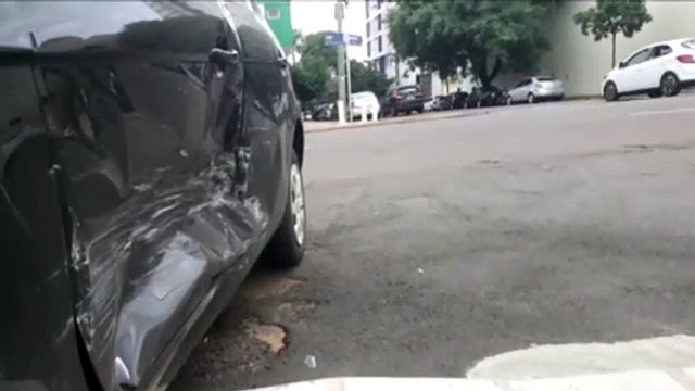 Logan e Palio batem em cruzamento controlado por semáforo, no centro