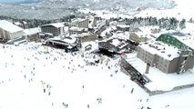 Uludağ'da ziyaretçiler güneşli havada karın tadını çıkardı