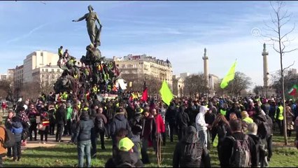 Macron yönetiminin emeklilik reformunu protesto etmek için gösteri düzenlendi (2)
