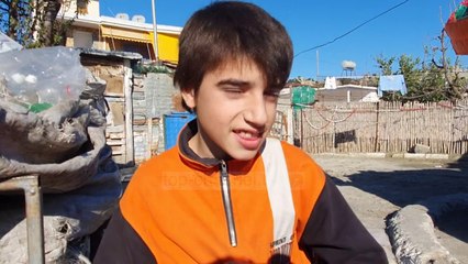 Isaleo u shpëtua nga dhembshuria/ Vlorë,12 vite më parë nëna e braktisi, e rriti familja rome